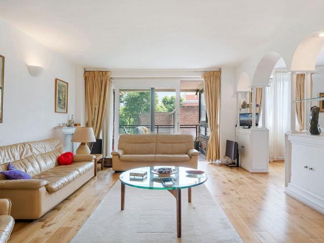 A charming three bedroom apartment in St John's Wood