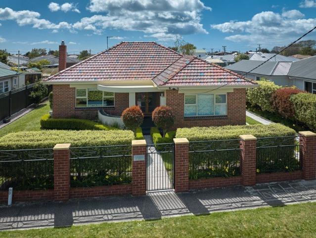 A Charming 1946 Californian Bungalow with Distinctive Art Deco Character