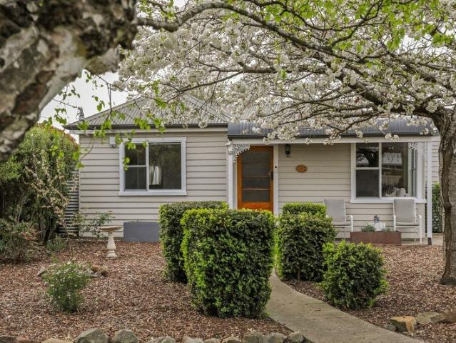 A Charming 1950s Cottage Set on a Spacious 961m² Block