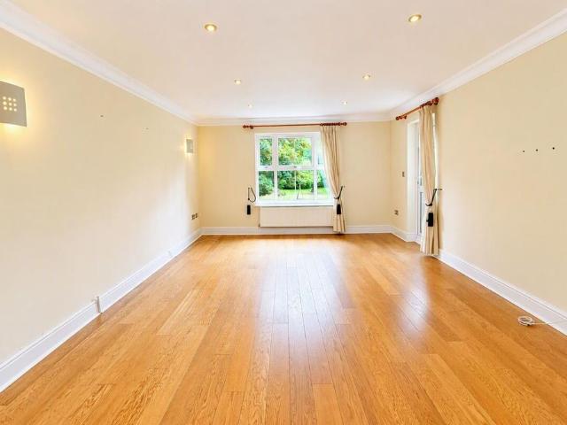 A charming 2 bedroom apartment available to let, in the heart of Sunningdale
