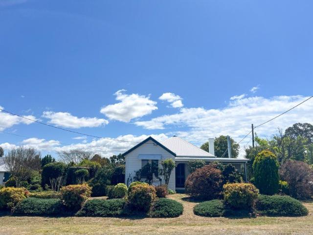 A Charming 2 Bedroom Country Home, Beautifully Refreshed for Lease