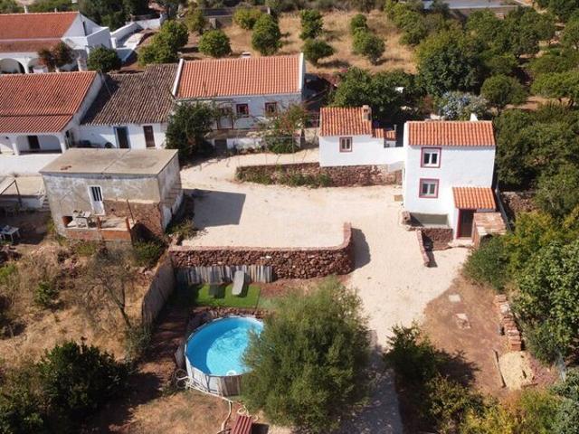 A charmosa propriedade geminada dispõe de 2 quartos, 2 anexo. 115m² Silves
