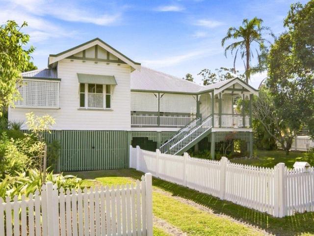 A Cherished Queenslander in a Convenient Corinda Location