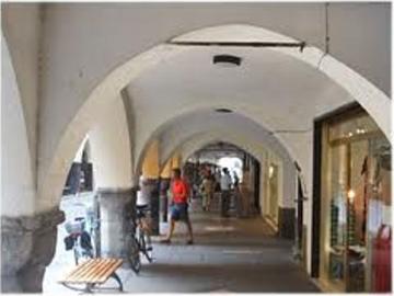 A Chiavari in zona altamente abitata con enorme passaggio sia pedonale che veicolare tra banche uffici scuola chiesa e ditte cedesi avviato locale con nuove e moderne attrezzature, ottimo incasso da banco, trattativa riservata, maggiori informazioni in ag