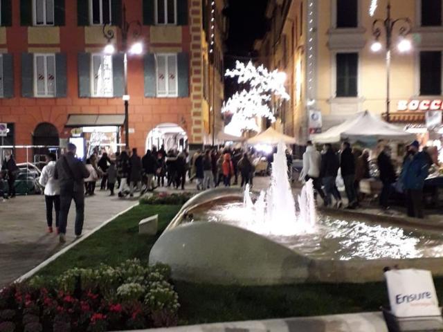 A Chiavari in zona altamente abitata con enorme passaggio sia pedonale che veicolare tra banche uffici scuola chiesa e ditte cedesi avviato locale con nuove e moderne attrezzature, ottimo incasso da banco, trattativa riservata, maggiori informazioni in ag