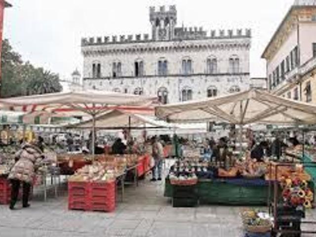 A Chiavari in zona altamente abitata con enorme passaggio sia pedonale che veicolare tra banche uffici scuola chiesa e ditte cedesi avviato locale con nuove e moderne attrezzature, ottimo incasso da banco, trattativa riservata, maggiori informazioni in ag