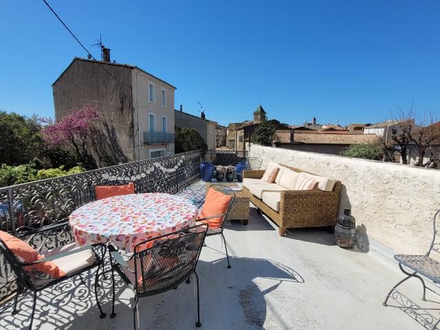 A circular village with all amenities, including cafes, scho. 165m² Magalas