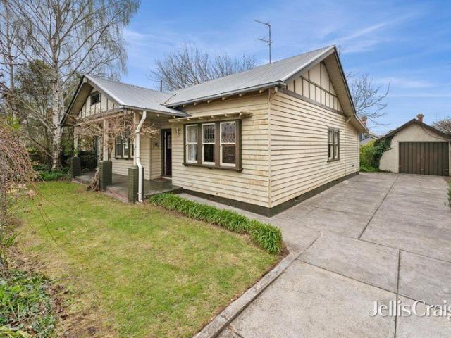 A circa 1930s classic in a prestigious Lake Wendouree setting
