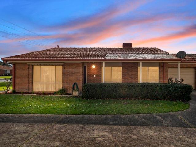 A CLASS ABOVE IN THE HEART OF PAKENHAM!