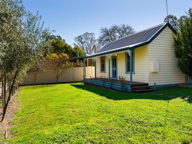 A Classic Cottage, Close to Town