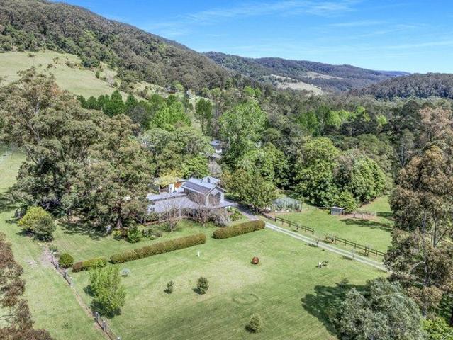 A Classic Country Home Beneath the Ranges