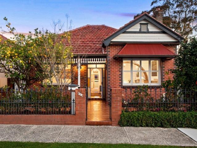 A CLASSIC DOUBLE FRONTED FEDERATION HOME ON A RARE 442.6SQM APPROX. LANDHOLDING