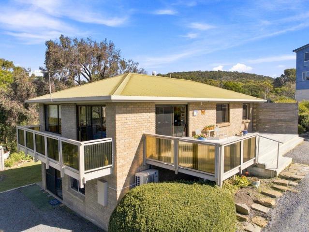 A Coastal Address of Quiet Elegance 11 Ocean View Drive, Greens Beach