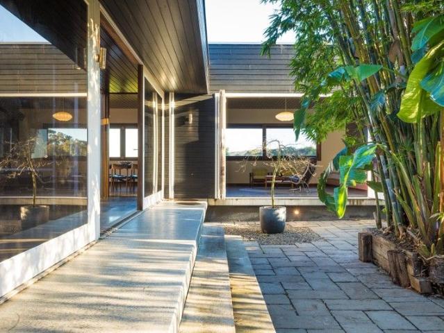 A COASTAL LIFESTYLE BEYOND COMPARE