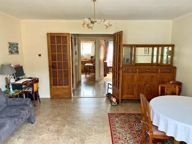 À COGNAC, à 400 m de la Place Martell, APPARTEMENT à moderniser avec balcon, garage et cave