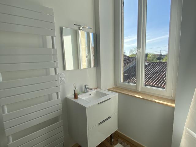 À Cognac, Quartier République, Maison de ville de type 3 avec cour, en parfait état, de 56m2 à louer 675 € par
