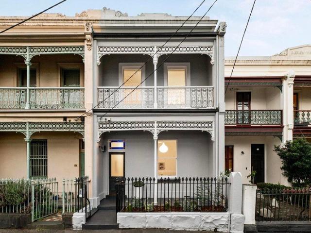 A commanding Carlton terrace on the city edge