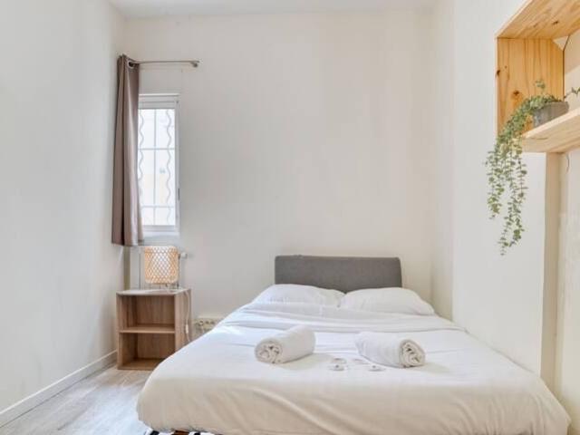 A comfortable and practical 3 bedroom pied à terre for your holidays, Marseille Amsterdam Apartments for Rent