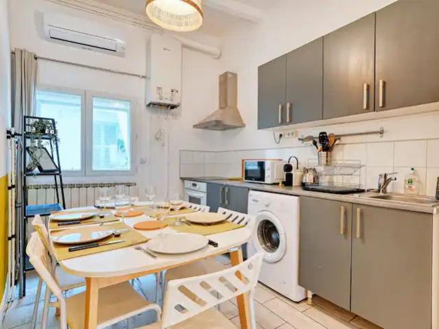 A comfortable and practical 3 bedroom pied à terre for your holidays, Marseille Amsterdam Apartments for Rent