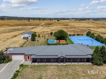 A complete lifestyle property of rare scale this close to town!