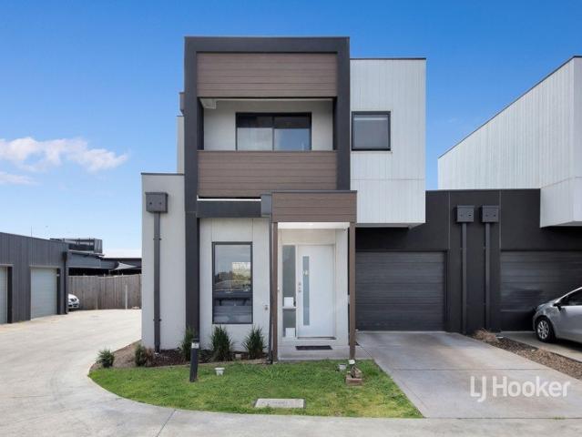 A Connected Lifestyle in One of Roxburgh Park's Most Convenient Pockets! APPLICATIONS NOW OPEN