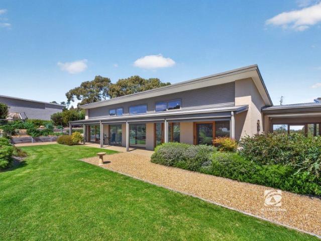 A CONSIDERED RETREAT OF SUSTAINABLE DESIGN, NATURAL BEAUTY & EFFORTLESS LIVING