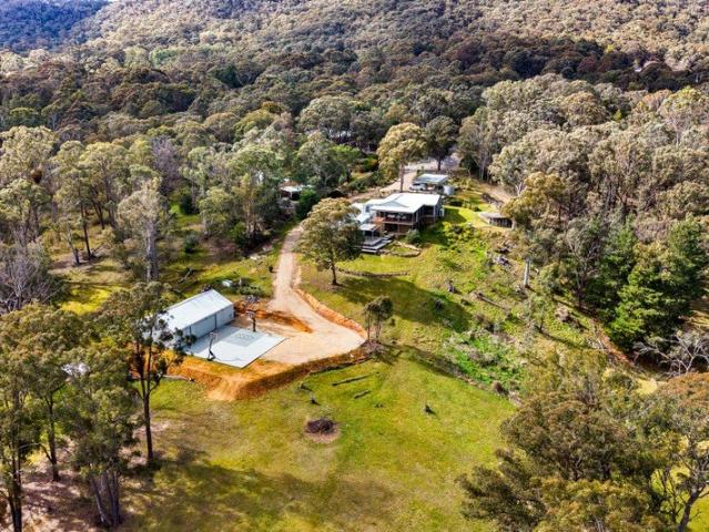 A CONTEMPORARY ACREAGE SANCTUARY WHERE LIFE SLOWS DOWN