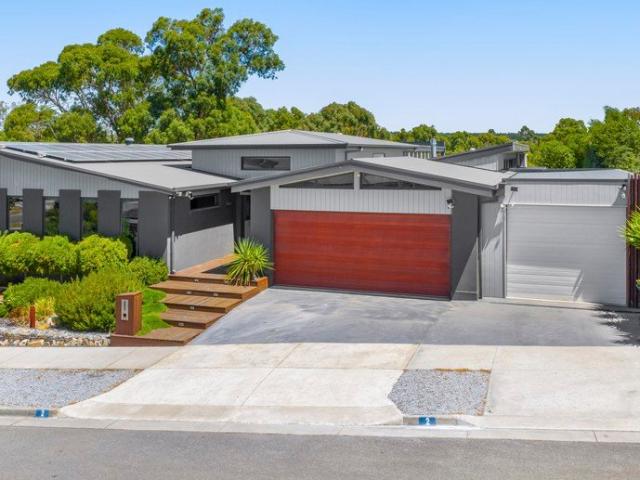 A Contemporary Family Home in a Serene, Prestigious Setting