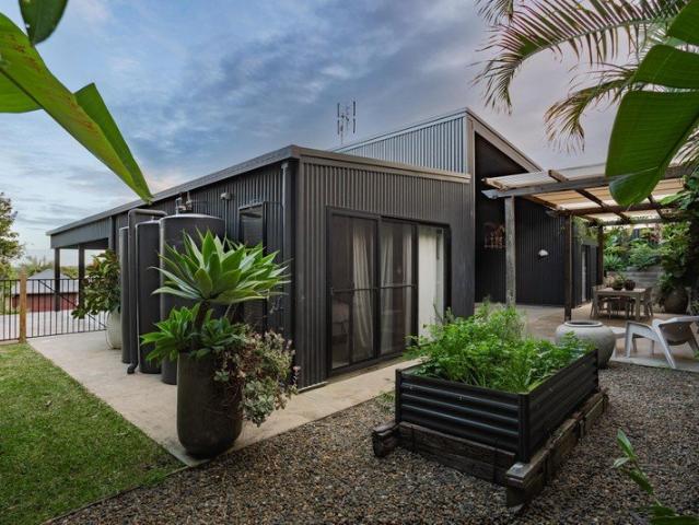 A contemporary home by the sea, with an artistic edge
