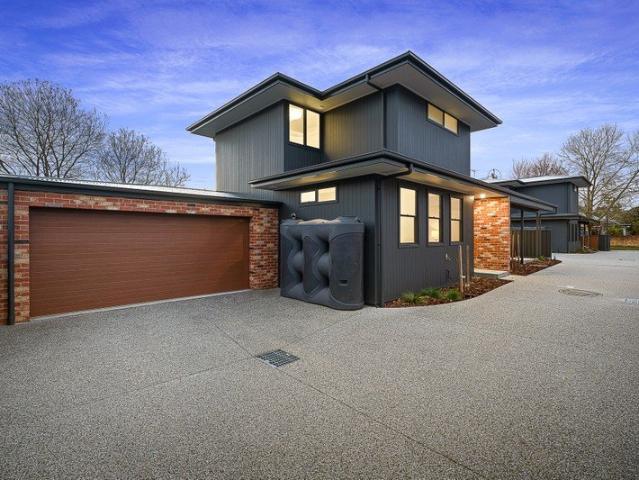Modern Townhouse In Prime Location