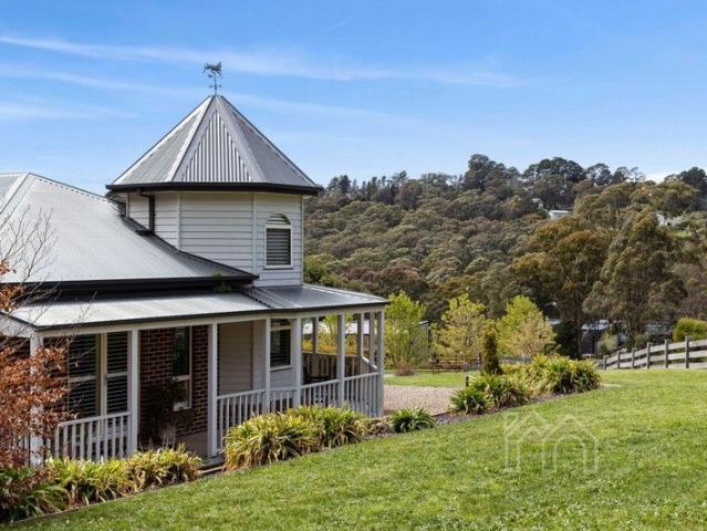 A Contemporary Retreat with Breathtaking Views