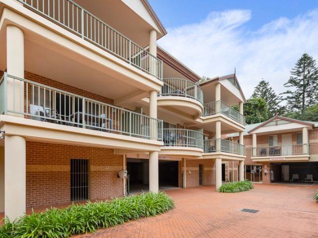 A Conveniently Located TOP FLOOR Investment Apartment Resort Style Complex