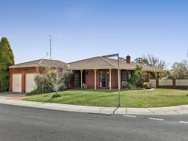 A Corner Block with Space to Live, Entertain and Explore