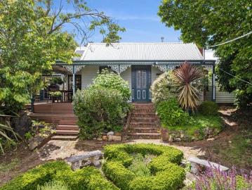 A Cornish Hill Retreat with History, Heart and Panoramic Daylesford Views