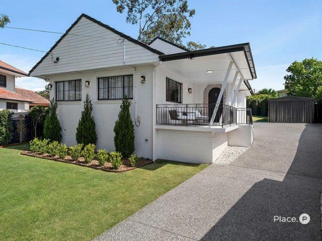 A Cottage Above the Trees in an Exclusive Coorparoo Avenue