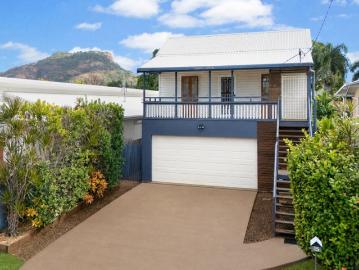 A Cottage That Simply Feels Like Home | 2 Bed + Studio | 2 Bath