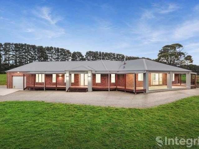 A Country Estate That Delivers the Complete Lifestyle