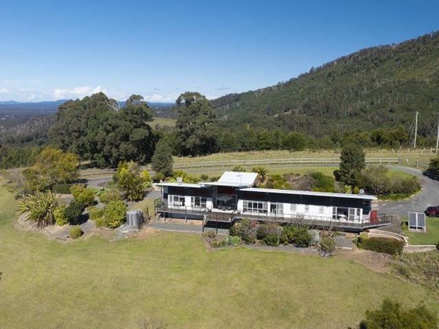 A Country Lifestyle with Outstanding Views