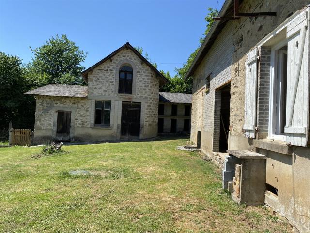 A découvrir cet ensemble en pierre, composé d'une maison d'h. 140m² Saint Vitte sur Briance