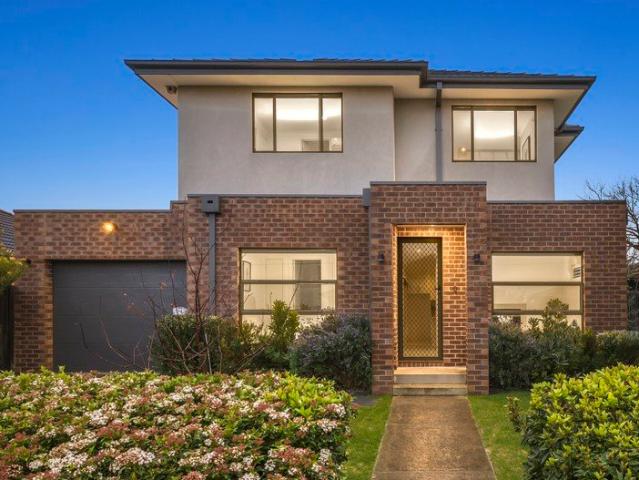 A designer townhouse to savour in a sensational location!