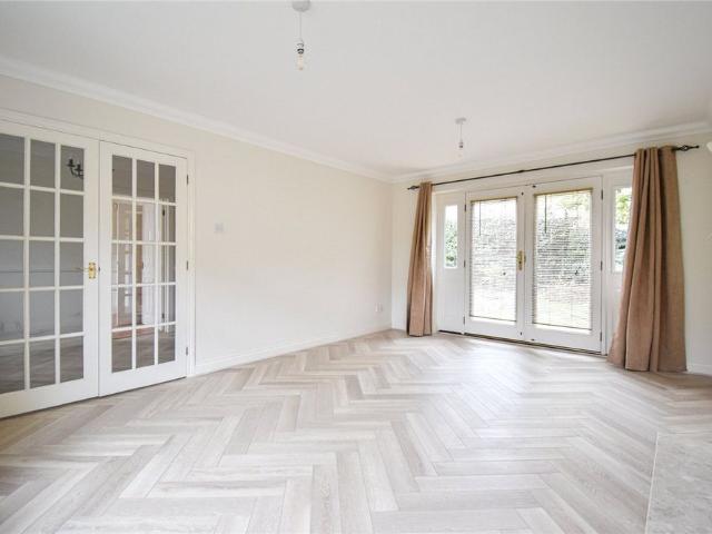 A detached 4 bedroom house located in the centre of the Village and only a short walk to the vibrant High Street & amenities. Maintainable rear enclosed garden with patio area. Driveway parking for 2 cars. Garage. GCH. Electricity included at an additional cost. Unfurnished