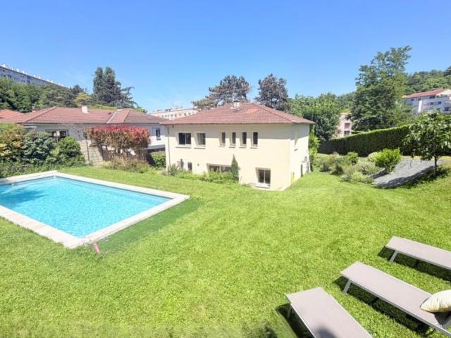 A DEUX PAS DU METRO GORGE DE LOUP MAISON DE 135M² TERRAIN 975M² AVEC PISCINE
