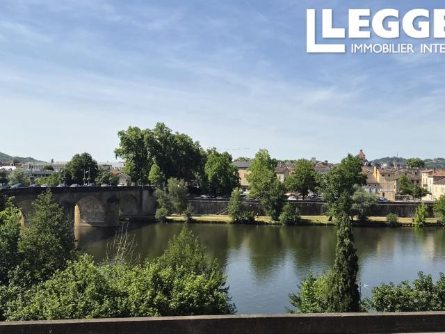 A deux pas du centre ville, appartement atypique avec terrasse, jardins et piscine