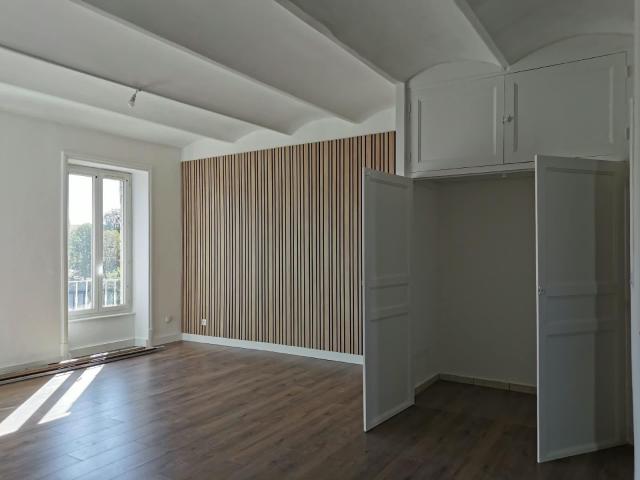 À deux pas du centre ville d'AUBENAS, à seulement 350 mètres. 80m² Aubenas