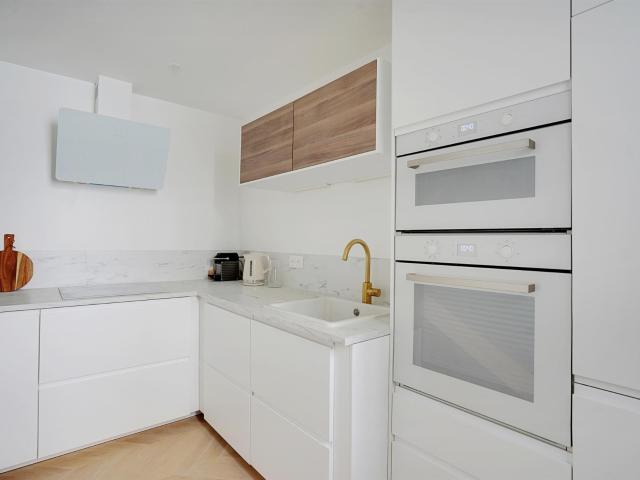 A deux pas de la gare Saint Lazare, dans un bel immeuble par. 70m² Paris 8ème