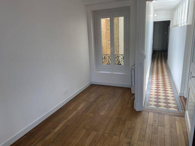 A DEUX PAS DE LA GARE TRES BEL APPARTEMENT AVEC CACHET