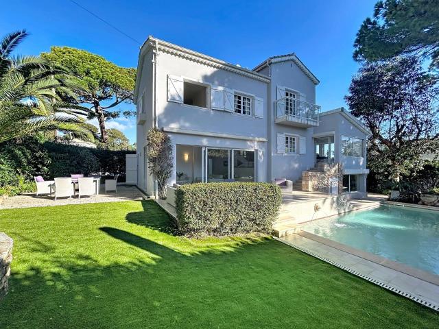 À deux pas des plages de La Garoupe, sur la pente Est du Cap. 170m² Cap d'Antibes