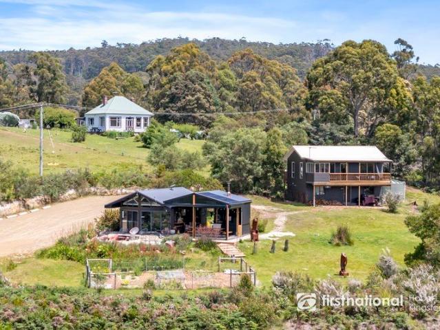 A Different Pace of Life! Historic Homestead on 18 Acres with Guest Accommodation & Boutique Hospitality Potential!