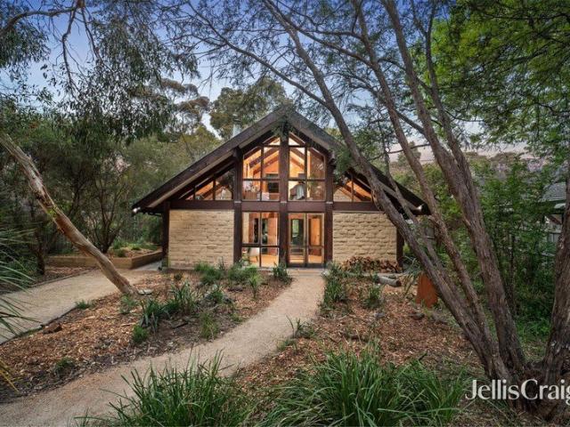 A Distinctive Mudbrick Sanctuary with Alistair Knox Heritage