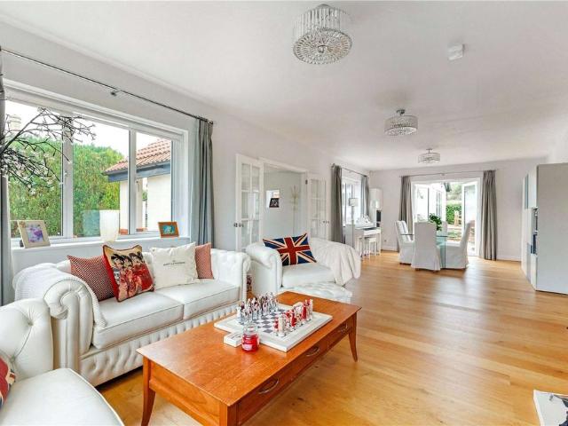 A distinguished 1920s detached residence set on the fringe of the historic Tyntesfield Estate